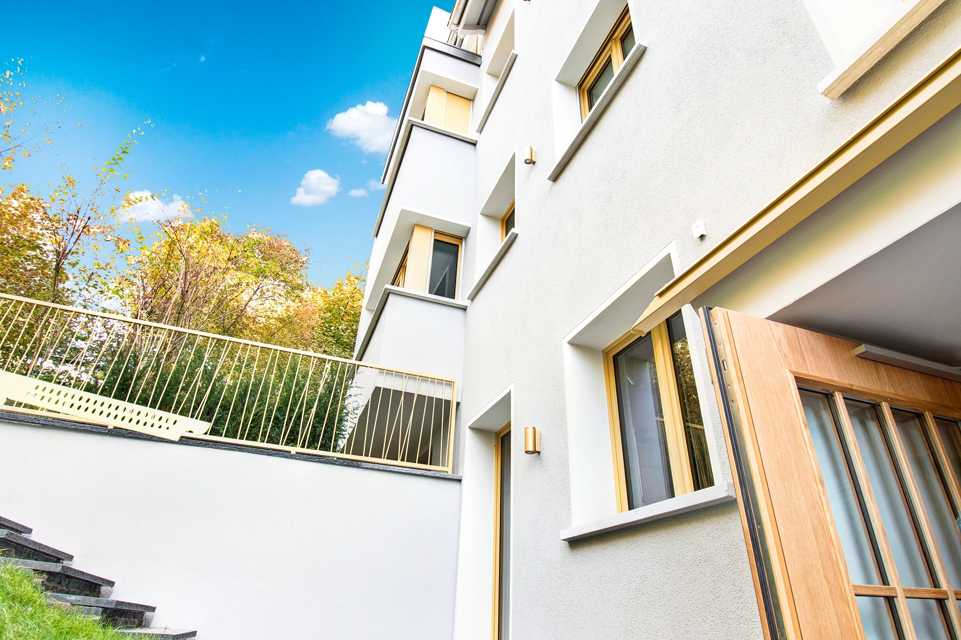Aussenfassade, First Apartment, Eingangsbereich