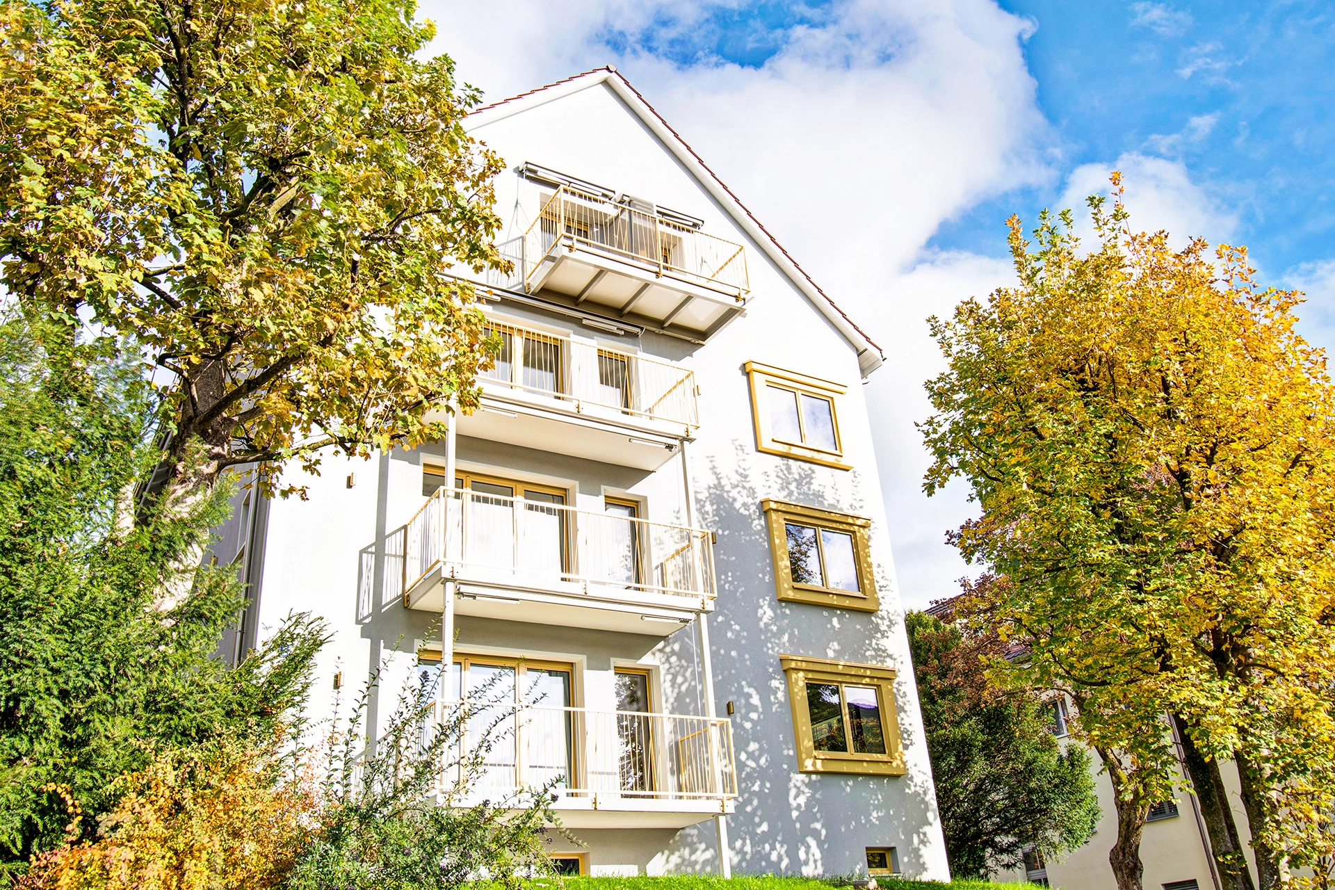 Aussenfassade, First Apartment, Balkone mit Blick ins Grüne