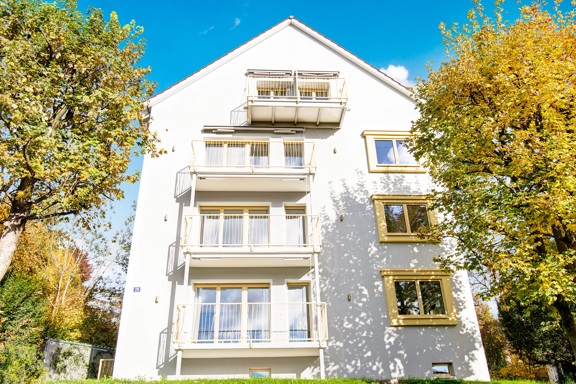 Aussenfassade, First Apartment, Balkone